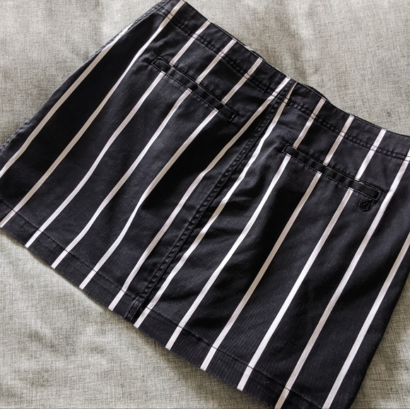 Volcom Black and White Mini Skirt, size medium (8) - Picture 4 of 6